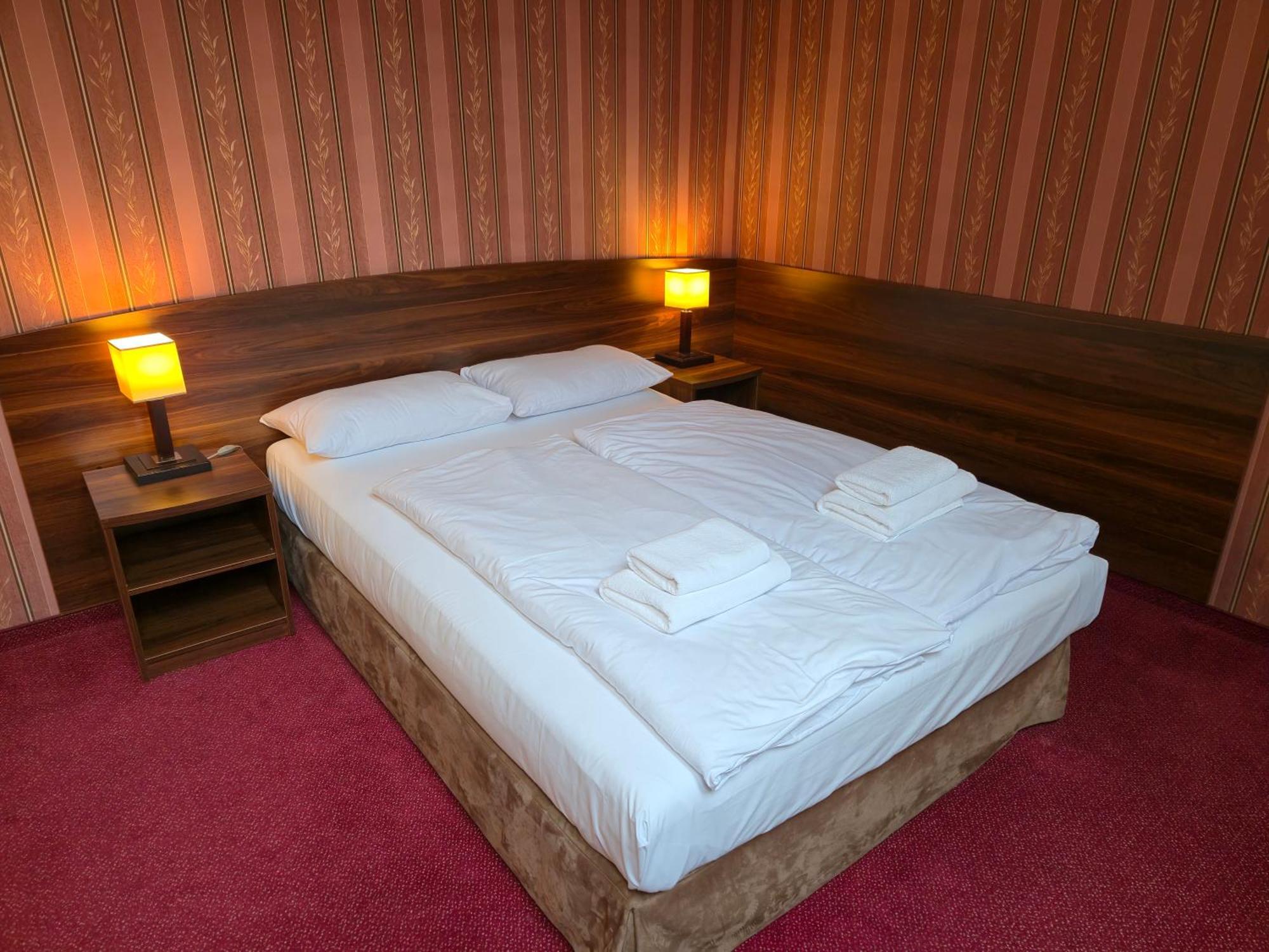 Hotel Dworski Galaktyczny Park Warzymice Exterior foto