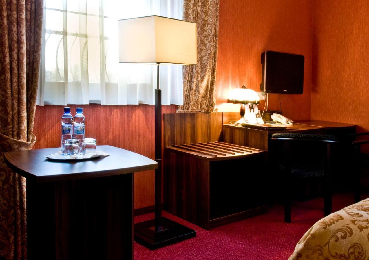 Hotel Dworski Galaktyczny Park Warzymice Habitación foto