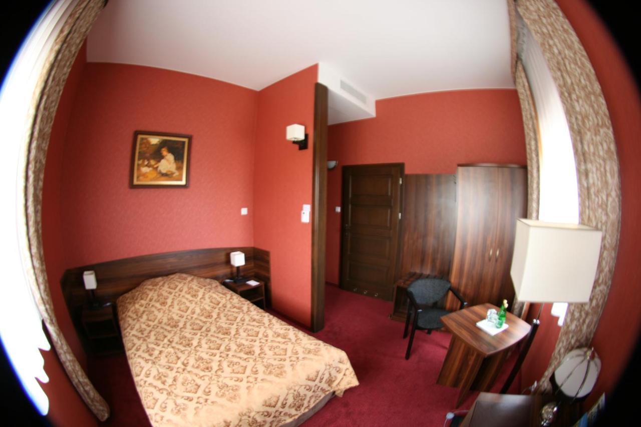 Hotel Dworski Galaktyczny Park Warzymice Habitación foto